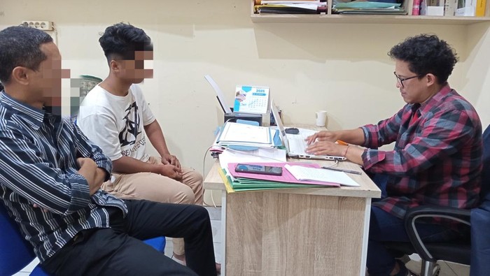 Pelaku pencurian dan pembunuhan, AG (27), saat diperiksa polisi di Mapolres Karanganyar, Kamis (11/9/2025).