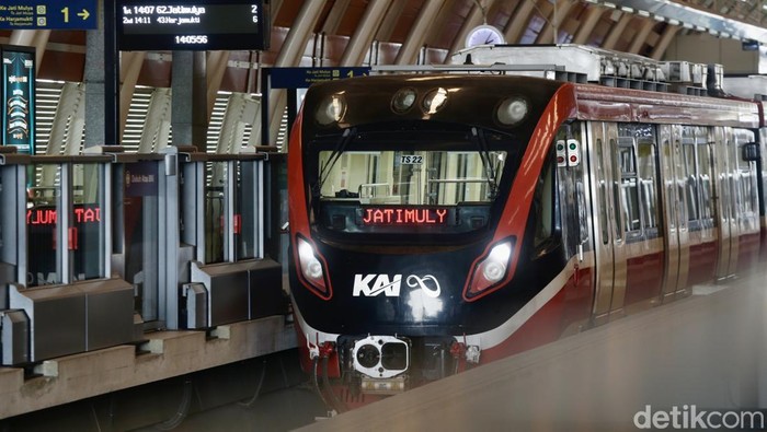 Rangkaian kereta LRT melintas di Stasiun Dukuh Atas, Jakarta, Kamis (11/9/2025).