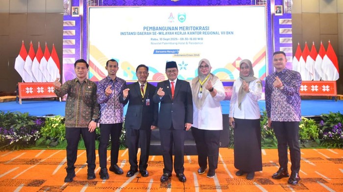 Wali Kota Jambi Maulana (tengah)