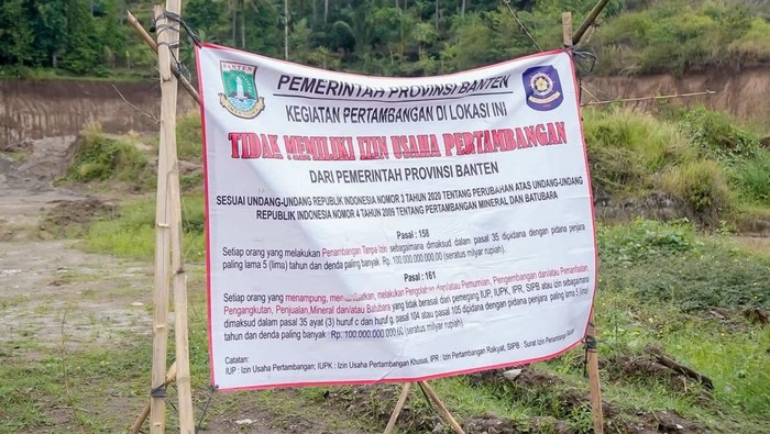 Rumah warga di Kepuh, Bagendung, Cilegon, Banten, terancam longsor akibat tambang pasir. Pemprov Banten menyegel lokasi tambang pasir karena memberi ancaman terhadap rumah warga.