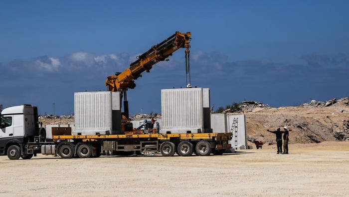 Penampakan Pusat Bantuan Baru Mulai Dibangun di Gaza Concrete barriers during preparations for the opening of a new U.S.-backed Gaza Humanitarian Foundation (GHF) distribution center near the Al-Mawasi area of Khan Younis in the southern Gaza Strip September 10, 2025 REUTERS/Shir Torem EDITOR'S NOTE: REUTERS PHOTOGRAPHS WERE REVIEWED BY THE IDF AS PART OF THE CONDITIONS OF THE EMBED. NO PHOTOS WERE REMOVED.