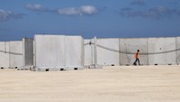 Tentara Israel mengajak jurnalis melihat langsung area dekat Khan Younis, lokasi pusat bantuan kemanusiaan baru yang didukung AS. Menurut laporan terbaru yang dirilis oleh pemantau kelaparan global, Klasifikasi Fase Keamanan Pangan Terpadu, disebutkan sekitar 514.000 orang hampir seperempat populasi Gaza menghadapi kondisi kelaparan di Kota Gaza dan sekitarnya. REUTERS/Shir Torem