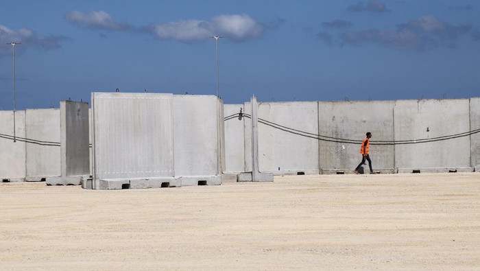 Concrete barriers during preparations for the opening of a new U.S.-backed Gaza Humanitarian Foundation (GHF) distribution center near the Al-Mawasi area of Khan Younis in the southern Gaza Strip September 10, 2025 REUTERS/Shir Torem    EDITOR'S NOTE: REUTERS PHOTOGRAPHS WERE REVIEWED BY THE IDF AS PART OF THE CONDITIONS OF THE EMBED. NO PHOTOS WERE REMOVED.