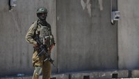 Tentara Israel mengawal lokasi pembangunan pusat bantuan. Israel membantah berupaya membuat Gaza kelaparan, menuduh Hamas mencuri kiriman bantuan, dan menyalahkan kelompok-kelompok bantuan asing atas kegagalan dalam mengirimkan pasokan ke tempat-tempat yang paling membutuhkan. Keduanya menyalahkan pembatasan akses bantuan Israel atas meluasnya kelaparan. REUTERS/Shir Torem