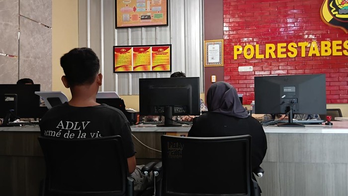 Predi Riansyah (20) melaporkan penodongan yang dialaminya di Jembatan Ampera.