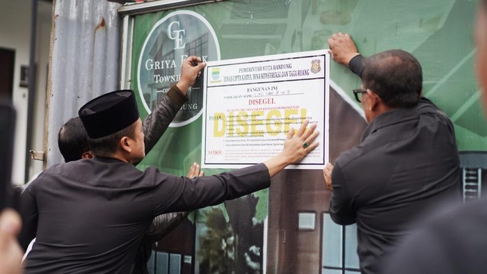 Penyegelan klaster perumahan mewah di Bandung