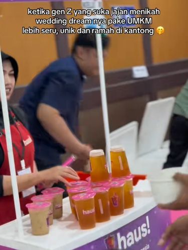 Beredar postingan suasana pernikahan ala Gen Z mendadak jadi sorotan, menu jajanan ada jasuke, arummanis, lekker hingga teh kekinian. Postingan pernikahan di Surabaya itu langsung viral di media sosial.