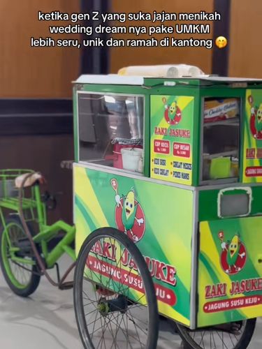 Beredar postingan suasana pernikahan ala Gen Z mendadak jadi sorotan, menu jajanan ada jasuke, arummanis, lekker hingga teh kekinian. Postingan pernikahan di Surabaya itu langsung viral di media sosial.