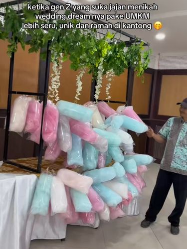 Beredar postingan suasana pernikahan ala Gen Z mendadak jadi sorotan, menu jajanan ada jasuke, arummanis, lekker hingga teh kekinian. Postingan pernikahan di Surabaya itu langsung viral di media sosial.