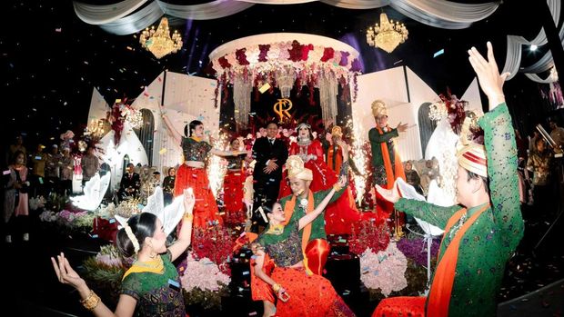 Foto pernikahan di dalam gang sempit, hasilnya bikin warganet takjub di Bekasi, Jawa Barat. Unggahan tersebut langsung viral di media sosial.