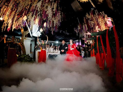 Foto pernikahan di dalam gang sempit, hasilnya bikin warganet takjub di Bekasi, Jawa Barat. Unggahan tersebut langsung viral di media sosial.