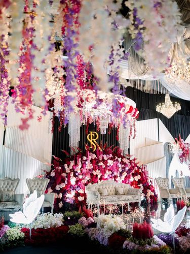 Foto pernikahan di dalam gang sempit, hasilnya bikin warganet takjub di Bekasi, Jawa Barat. Unggahan tersebut langsung viral di media sosial.