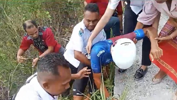 Peserta balap sepeda Tour de EnTeTe dievakuasi warga setelah terperosok ke jurang di Kecamatan Miomaffo Timur, Kabupaten TTU, NTT, Kamis (11/9/2025). (Tangkapan layar video viral)