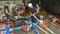 Petugas gabungan melakukan berbagai upaya penanganan bencana banjir yang terjadi di sejumlah titik wilayah Bali dan terus melakukan pencarian terhadap enam orang korban yang masih belum ditemukan. ANTARA FOTO/Fikri Yusuf