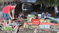 Air masih menggenangi area Pasar Badung, Denpasar, hingga membuat aktivitas warga terganggu. ANTARA FOTO/Fikri Yusuf