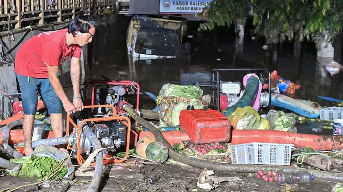 Petugas Kerahkan Pompa, Penanganan Banjir di Bali Terus Dilakukan Petugas menggunakan pompa berupaya menyedot air banjir yang menggenangi area Pasar Badung di Denpasar, Bali, Rabu (10/9/2025). Petugas gabungan melakukan berbagai upaya penanganan bencana banjir yang terjadi di sejumlah titik wilayah Bali dan terus melakukan pencarian terhadap enam orang korban yang masih belum ditemukan. ANTARA FOTO/Fikri Yusuf