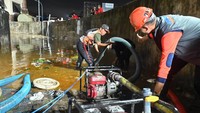 Petugas menggunakan pompa berupaya menyedot air banjir yang menggenangi area Pasar Badung di Denpasar, Bali, Rabu (10/9/2025). ANTARA FOTO/Fikri Yusuf