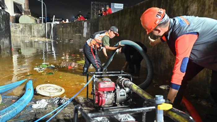 Petugas Kerahkan Pompa, Penanganan Banjir di Bali Terus Dilakukan Petugas menggunakan pompa berupaya menyedot air banjir yang menggenangi area Pasar Badung di Denpasar, Bali, Rabu (10/9/2025). Petugas gabungan melakukan berbagai upaya penanganan bencana banjir yang terjadi di sejumlah titik wilayah Bali dan terus melakukan pencarian terhadap enam orang korban yang masih belum ditemukan. ANTARA FOTO/Fikri Yusuf