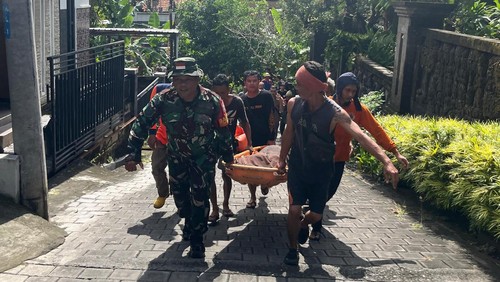 Petugas mengevakuasi jenazah Ni Ketut Suweni (50), korban banjir di Gianyar. (Dok. BPBD Gianyar)