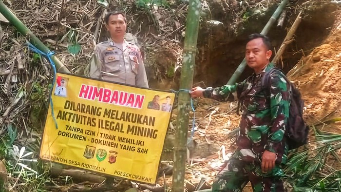 Petugas sempat memasang spanduk imbauan larangan menambang.
