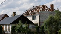 Atap rumah warga rusak tertimpa puing drone setelah Polandia menembak jatuh drone Rusia saat serangan besar ke Ukraina barat. Foto: REUTERS/Kacper Pempel