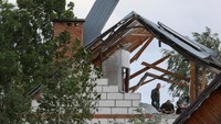 Polisi Polandia mengamankan lokasi penemuan drone rusak di desa Czosnowka, wilayah Lublin, pada Rabu (10/9). Foto: REUTERS/Kacper Pempel