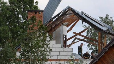 Polandia Tembak Jatuh Drone Rusia, Puing Hantam Rumah Warga