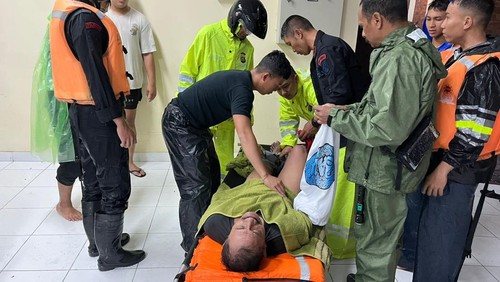 Polda Bali membantui mengevakuasi korban banjir. (Dok. Poda Bali)