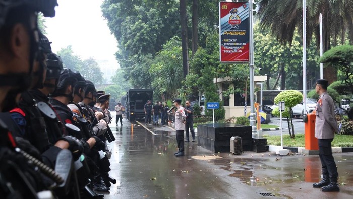 Polda Metro Jaya akan terus menggelar patroli skala besar untuk memastikan wilayah Jakarta aman pascakericuhan terjadi beberapa waktu lalu. Sebanyak 256 personel dikerahkan dalam patroli