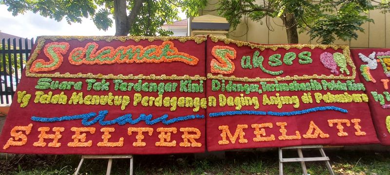 Polda Riau dibanjiri karangan bunga dari pecinta anjing dan hewan, Kamis (10/9/2025). Ini adalah bentuk apresiasi komunitas pecinta hewan atas penangkapan pelaku perdagangan daging anjing di Pekanbaru.