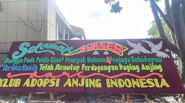Polda Riau dibanjiri karangan bunga dari pecinta anjing dan hewan, Kamis (10/9/2025). Ini adalah bentuk apresiasi komunitas pecinta hewan atas penangkapan pelaku perdagangan daging anjing di Pekanbaru.
