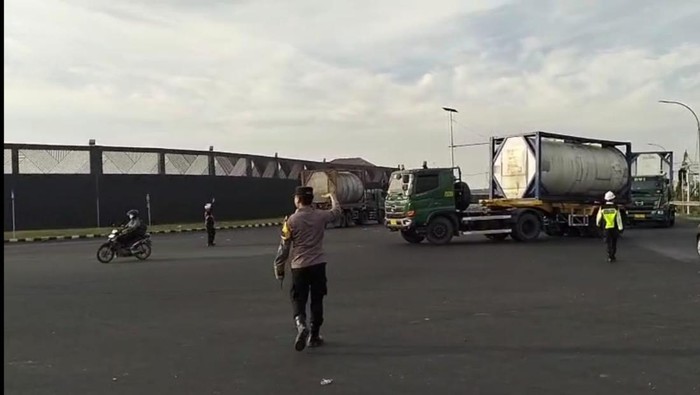 Polisi adang truk bandel di Gresik