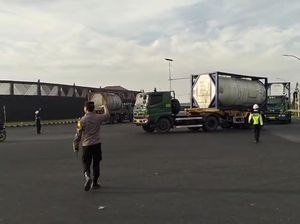 Polisi Adang Truk Bandel di Gresik, Jalan Manyar Lancar Jaya