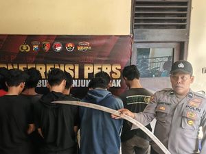 Gangster Bawa Sajam hingga Molotov Diciduk Polisi di Surabaya