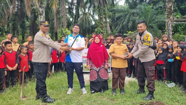 Polisi di Dumai, Riau menggaungkan kecintaan lingkungan sejak dini kepada siswa SD, Kamis (11/9/2025).