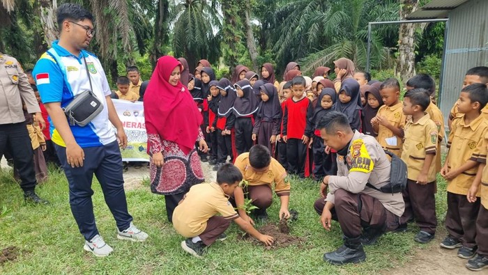 Polisi di Dumai, Riau menggaungkan kecintaan lingkungan sejak dini kepada siswa SD, Kamis (11/9/2025).