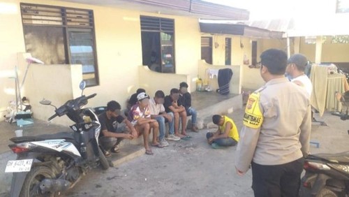 Polisi saat membubarkan sekelompok pemuda berpesta miras di Jalan Bungajati, Kelurahan Oesapa Barat, Kecamatan Kelapa Lima, Kota Kupang, NTT, Rabu (10/9/2025). (Dok. Polsek Kota Lama)