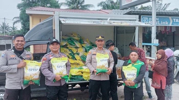 Polres Dumai menghadirkan 2 ton beras dalam operasi pangan murah, Kamis (11/9/2025).