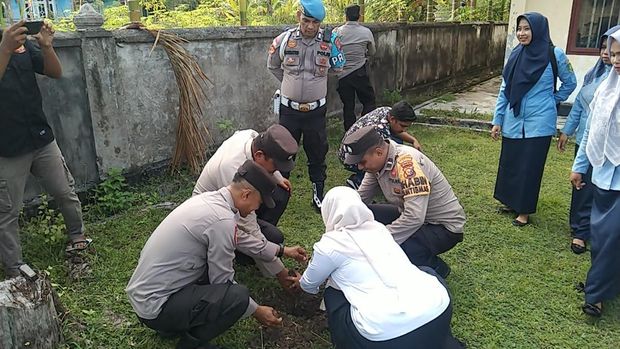 Polres Meranti menggencarkan penanaman pohon dalam upaya mendukung Green Policing, Kamis (11/9/2025).