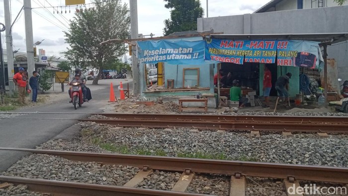 Pembongkaran pos semi permanen di perlintasan Mbah Ruwet, Ceper, Klaten.