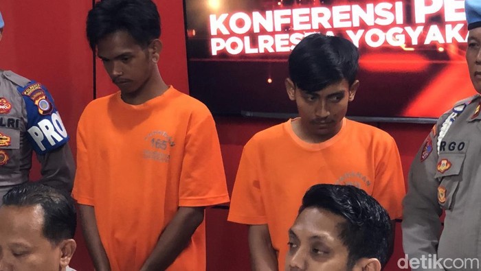 Tampang ARS (kanan), pelaku yang melemparkan molotov hingga merusak sejumlah pos polisi di Jogja dan Sleman, saat dihadirkan di Mapolresta Jogja, Kamis (11/9/2025).