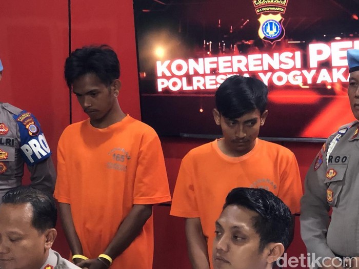 Tampang ARS (kanan), pelaku yang melemparkan molotov hingga merusak sejumlah pos polisi di Jogja dan Sleman, saat dihadirkan di Mapolresta Jogja, Kamis (11/9/2025).