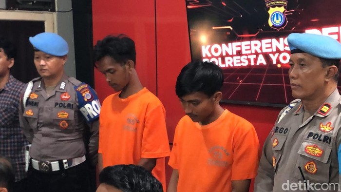 Tampang ARS (kanan), pelaku yang melemparkan molotov hingga merusak sejumlah pos polisi di Jogja dan Sleman, saat dihadirkan di Mapolresta Jogja, Kamis (11/9/2025).