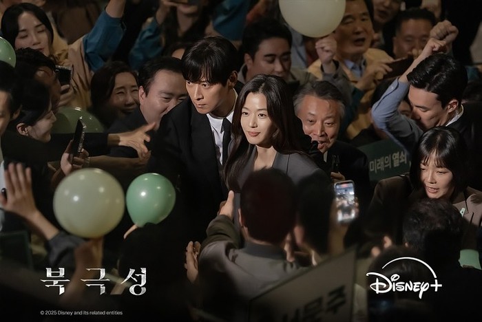 Potret Jun Ji Hyun dan Kang Dong won pada cuplikan drama Korea terbaru, Tempest. (dok @disneypluskr)