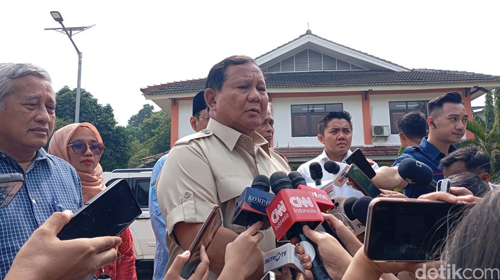 Prabowo Subianto mengunjungi SRMA 10 di Jakarta Selatan, Kamis (11/9/2025).