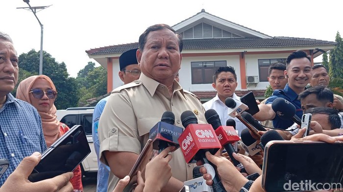Prabowo Subianto mengunjungi SRMA 10 di Jakarta Selatan, Kamis (11/9/2025).