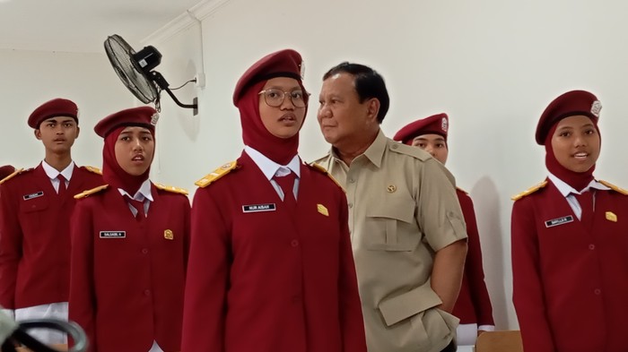 Presiden Prabowo Subianto mengunjungi Sekolah Rakyat Menengah Atas (SRMA) 10 Jakarta  pada Kais (11/9/2025).