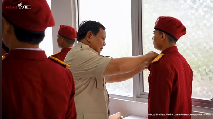 Presiden Prabowo Subianto meninjau Sekolah Rakyat Menengah Atas (SRMA) 10 Margaguna, Jakarta Selatan.