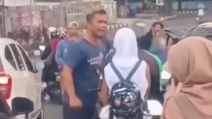 Pria memukul pengemudi ojek online (ojol) di Simpang RSUD Cibinong, Bogor, Jawa Barat, viral di media sosial. (screenshot video viral)