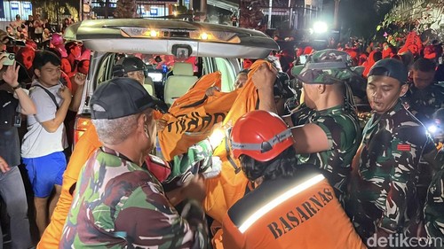 Proses evakuasi jasad Maimunah, korban ruko roboh akibat diterjang banjir di Jalan Sulawesi, Denpasar, Bali,  pada Kamis (11/9/2025) malam. (Foto: Rizki Setyo/detikBali)